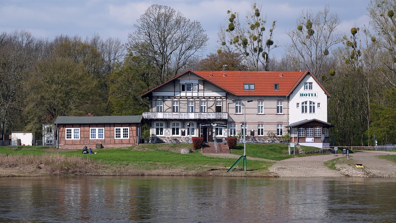 découvrez notre sélection d'hébergements romantiques pour des séjours inoubliables à deux : hôtels de charme, suites avec vue, cabanes insolites et escapades idylliques pour célébrer l'amour.
