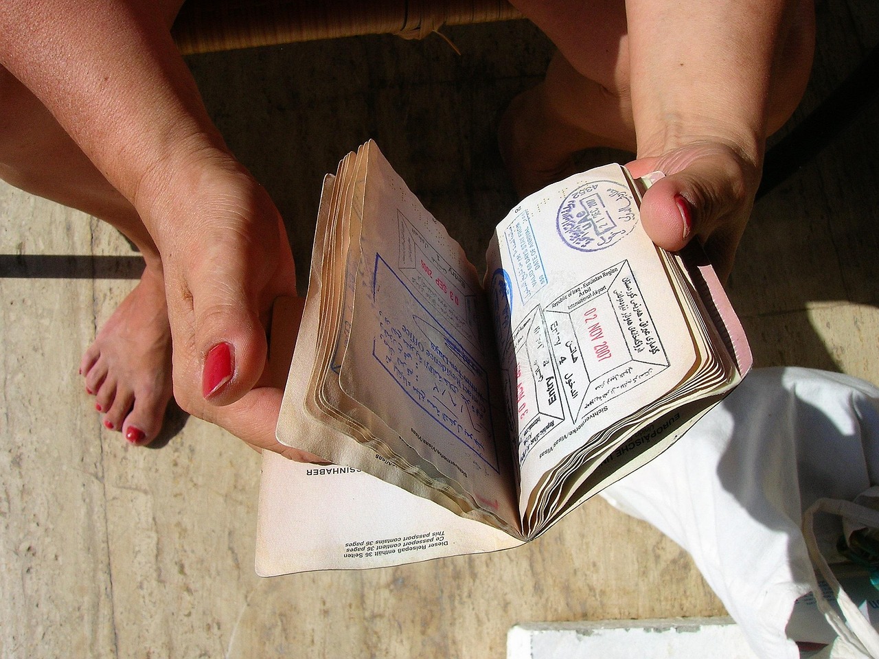 découvrez tout ce qu'il faut savoir sur les documents de voyage indispensables pour partir à l'étranger : passeport, visa, assurances et conseils pratiques pour voyager sereinement.