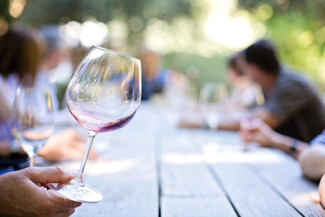 découvrez nos conseils experts pour accorder vos vins avec les meilleurs plats. trouvez la parfaite harmonie entre saveurs et cépages grâce à des idées d'accords mets et vins adaptés à toutes les occasions.